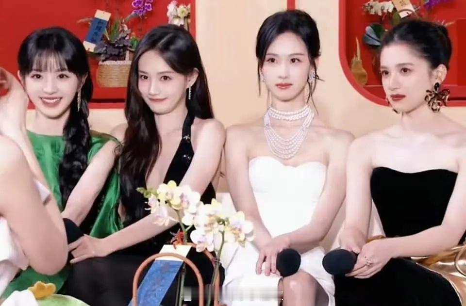 给我美的一愣一愣的  美女旁边站的还是美女具象化了田曦薇 李一桐 陈都灵 张婧仪