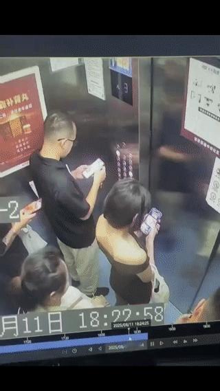电梯突发故障开始急速下坠！
电梯里的人从一开始的惊慌失措，到后来的沉着冷静应对。