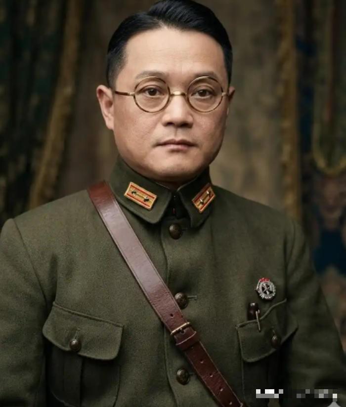 [太阳]1949年，国军上将潘文华决定起义，却发现七姨太是特务，为了不打草惊蛇，