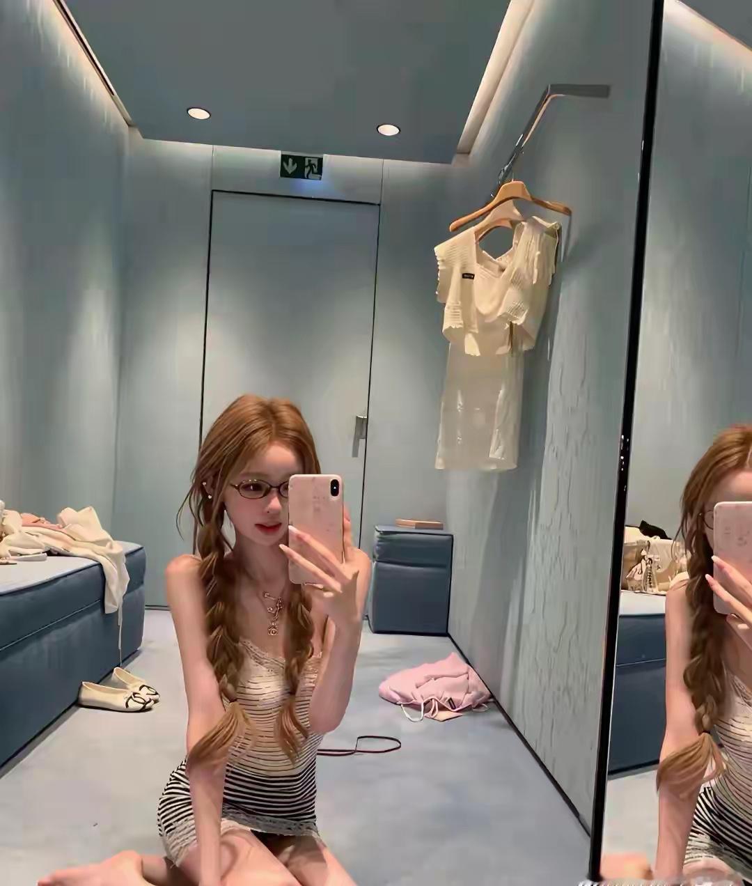 王思聪女朋友
不知道什么家庭
才能教育出这样的女孩子
长这么漂亮
应该文凭也不会