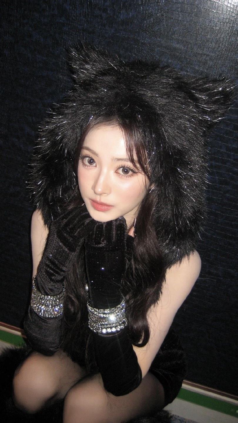 田中杏奈，她头戴黑色毛绒猫耳帽，搭配闪钻手套，造型又酷又甜，凭借出众颜值被称为“