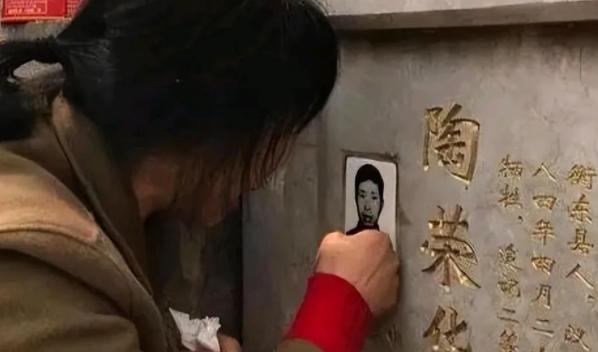 1984年，一战士壮烈牺牲，他新婚20天妻子没有改嫁，为他生下遗腹子，35年后，