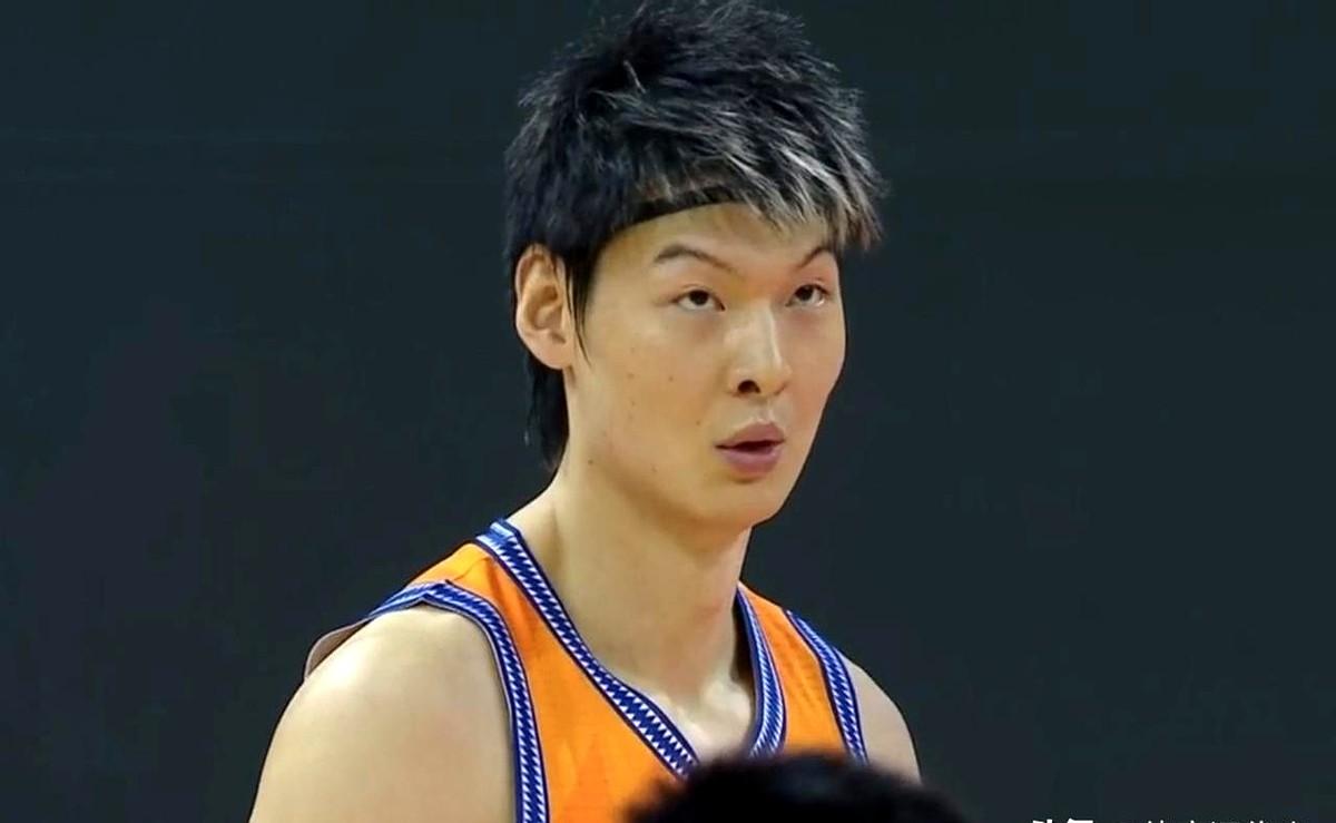 CBA俱乐部杯打响，王哲林半场13+6，上海领先全华班四川29分！

这场202