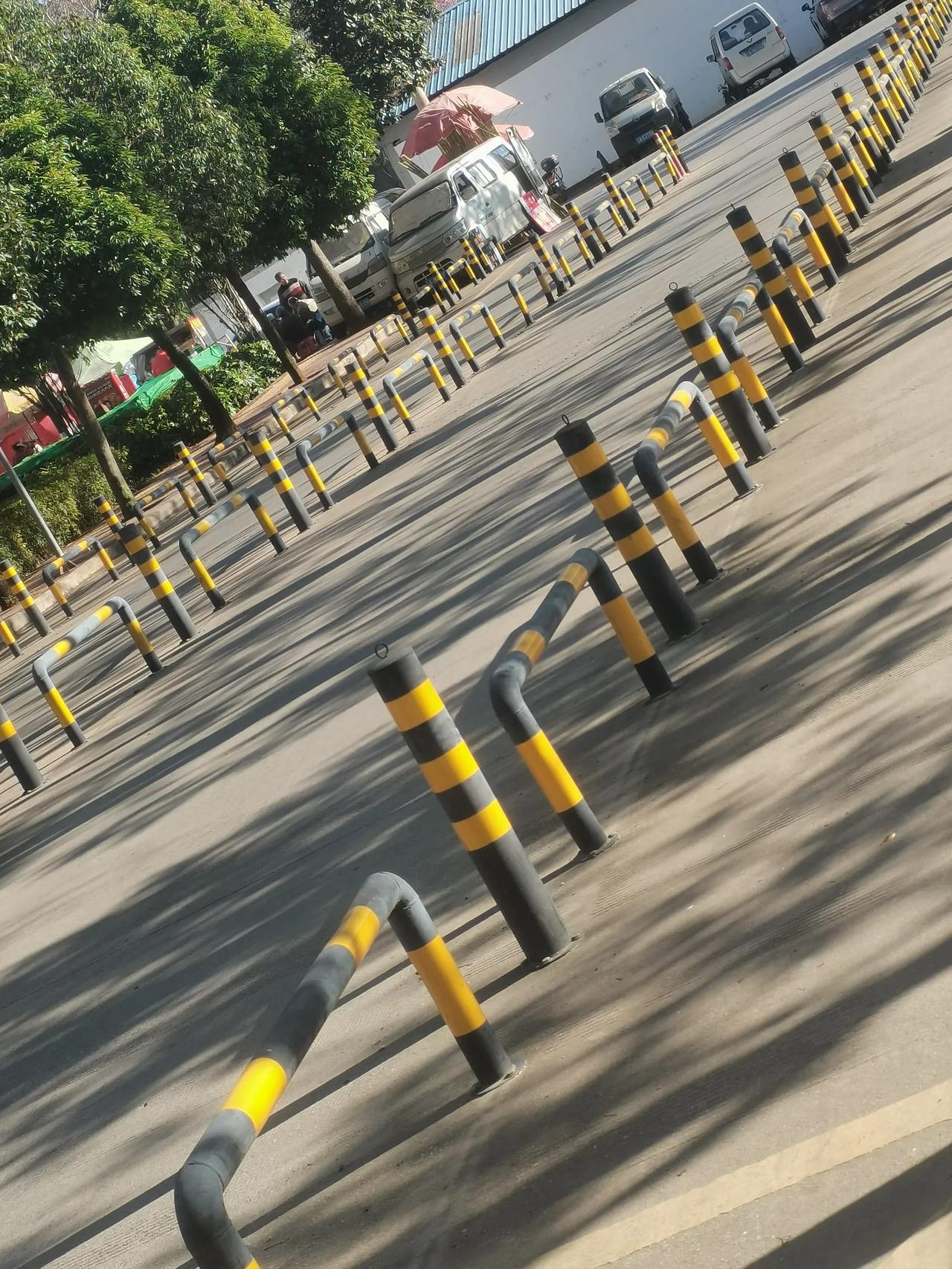 这段路上为什么装满了这么多的铁管，说说这个有哪些用途？