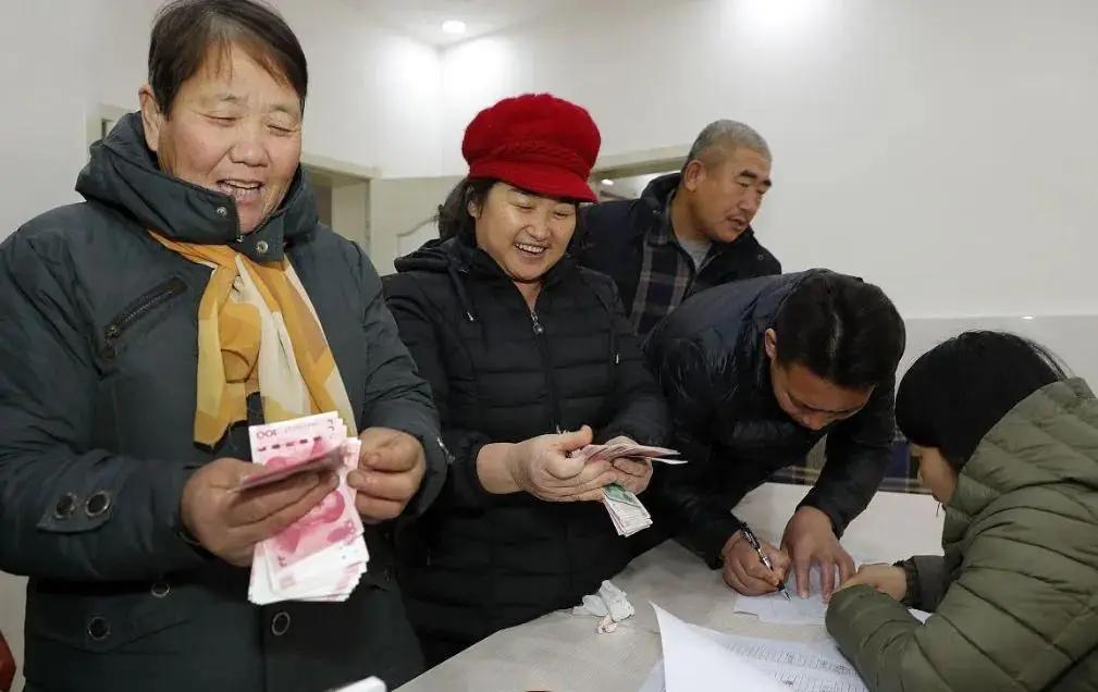 每年养老金调整窗口期，总能引发无数退休人员的热议与攀比，有人纠结普涨额度高低，有