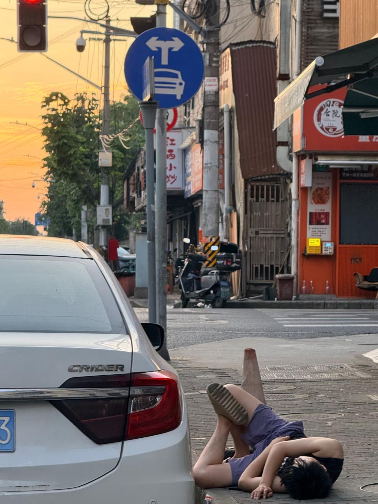 凌晨五点，同一个路口躺着三个睡着的年轻人。
我第一反应还以为是满仓科技，想想又不