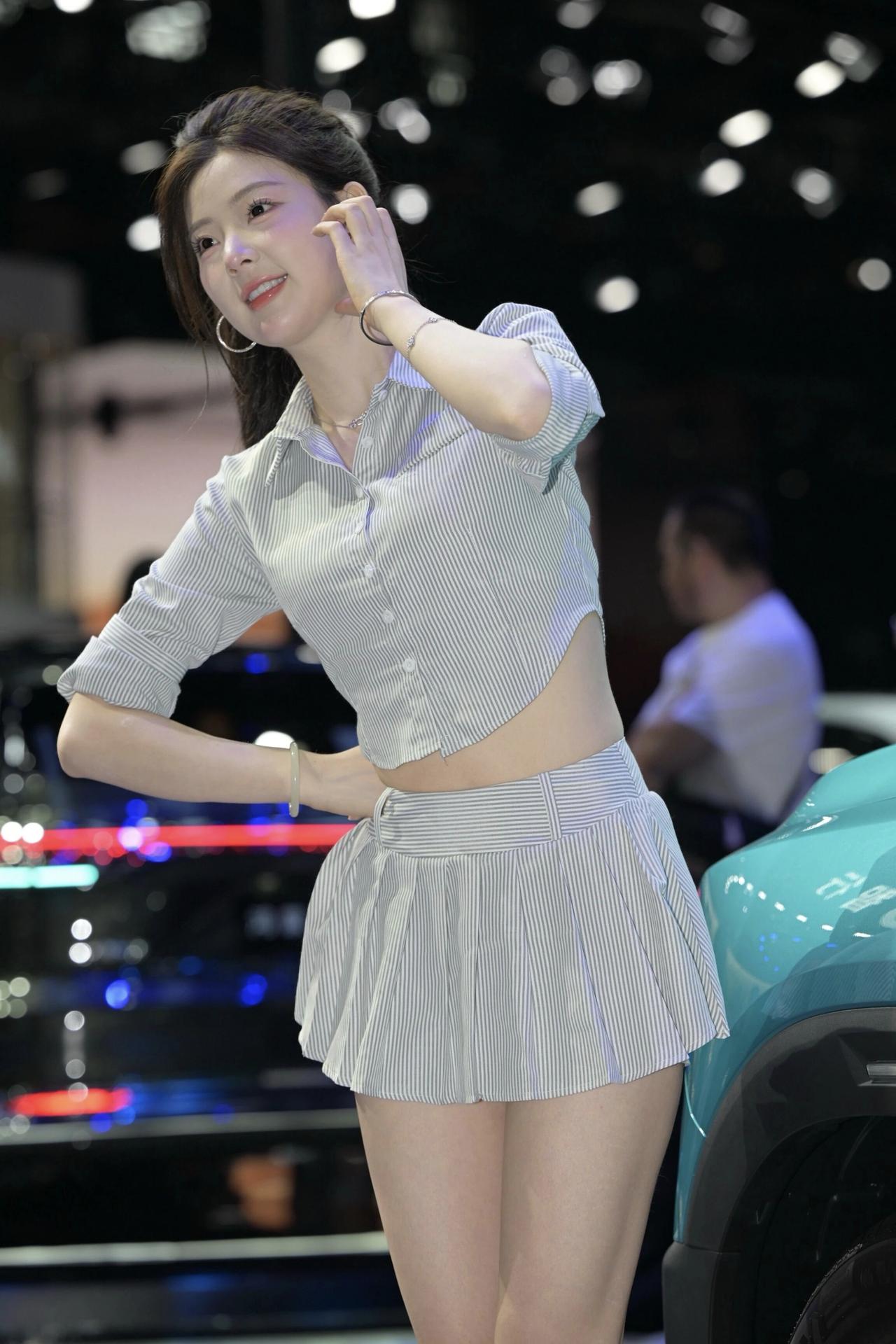 去车展本想大饱眼福看豪车，结果被春晓狠狠拿捏了。她穿了简约的条纹短衬配百褶裙，修