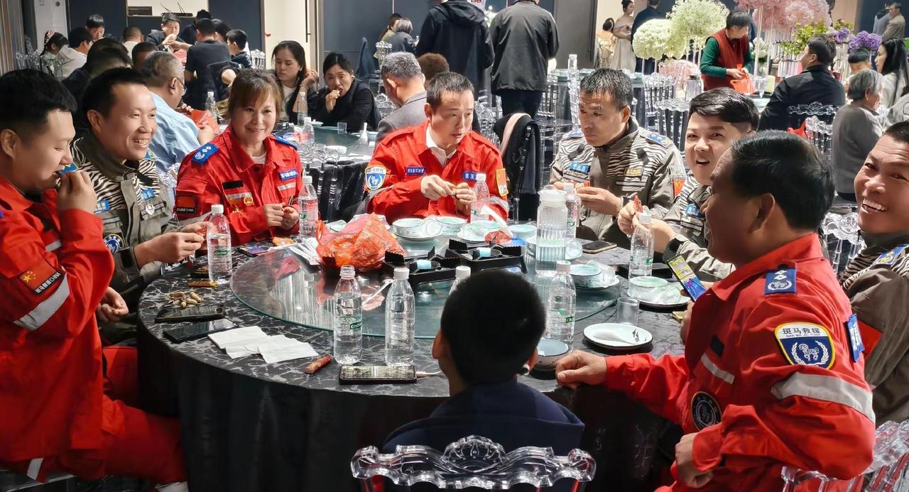 卸下奔波的疲惫，围坐一桌闲话家常。红与灰的制服里，藏着最滚烫的初心。感谢每一位守