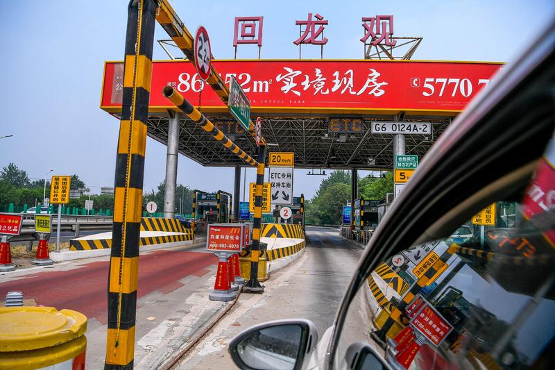 重庆一对夫妻从新疆喀什自驾3700多公里返程，本想赶春节高速免费末班车，结果晚了