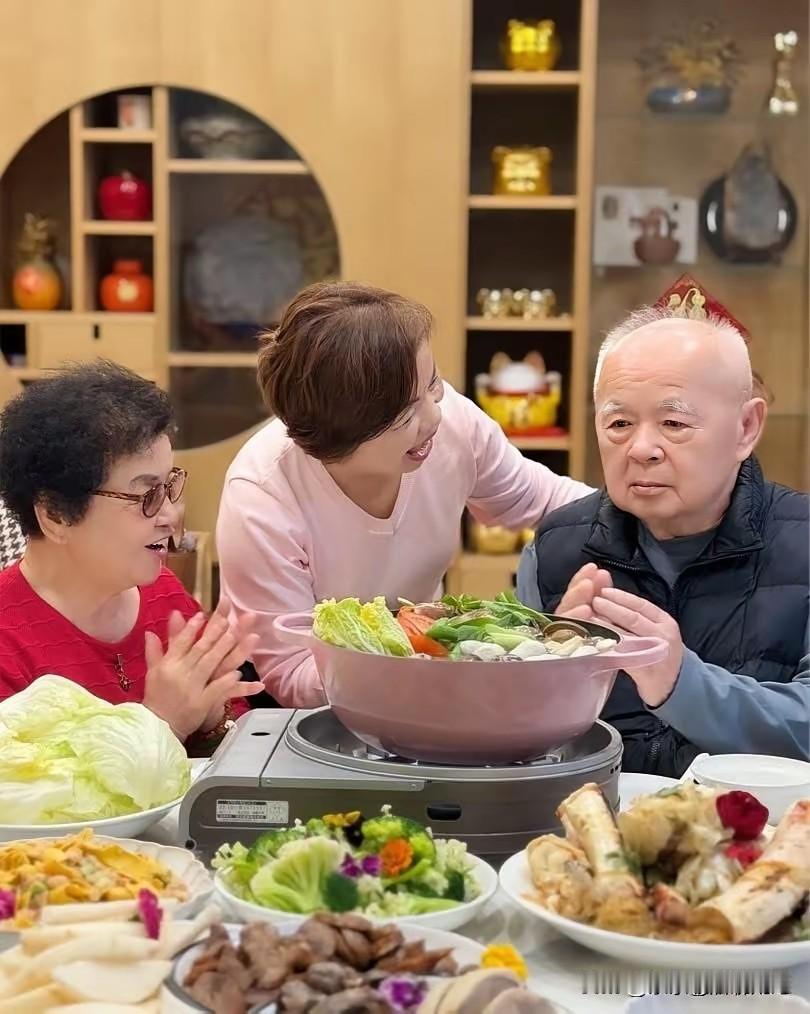 杨琼樱62岁了，按照中国的传统，过年就63了吧？父母最少也85岁以上了，看起来身