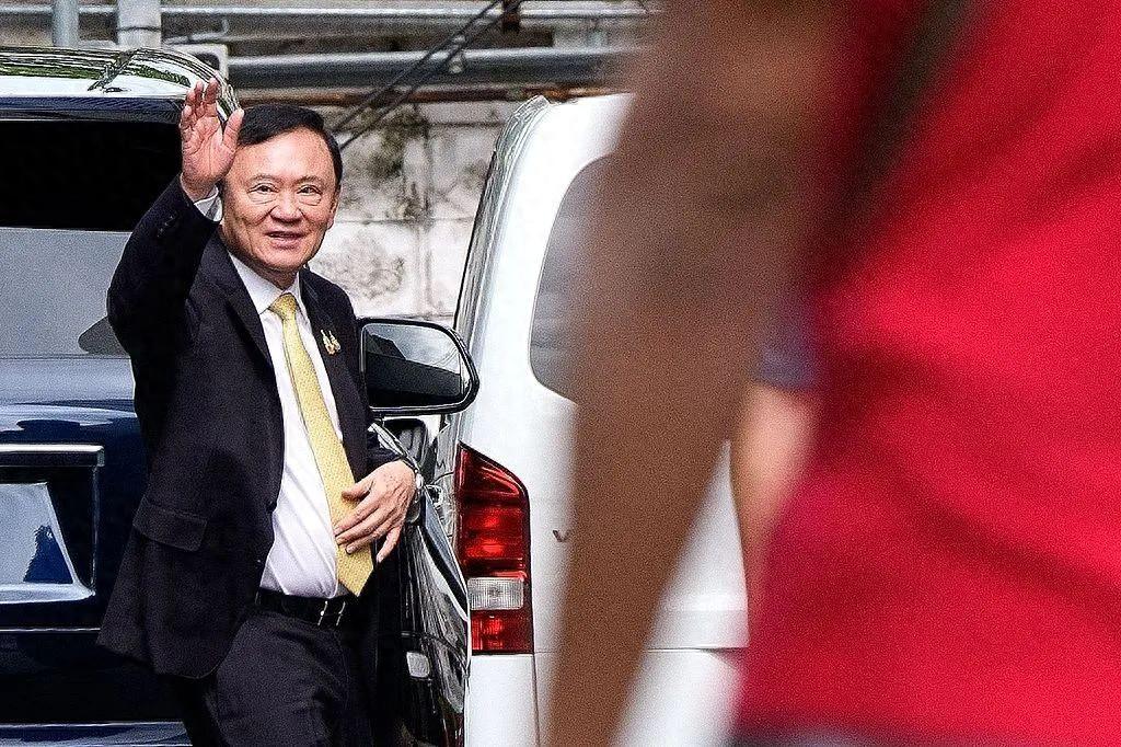 泰国政坛今天爆了个大新闻，前总理他信在闹腾了十年的“冒犯君主罪”官司里，被刑事法