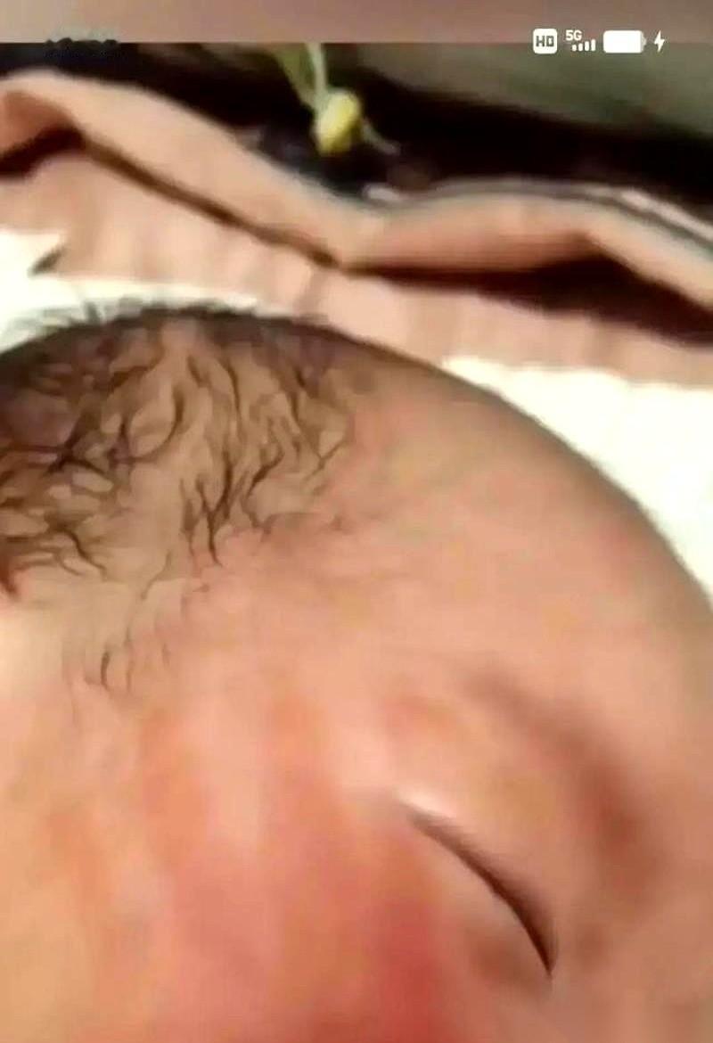 婆婆说，孩子脸上的五指印，是自己摔的。
我看着她那张云淡风轻的脸，差点没忍住笑出