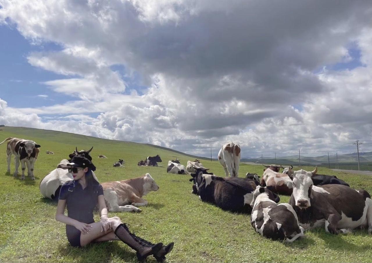 上热门 草原之行 御姐 穿搭 美女