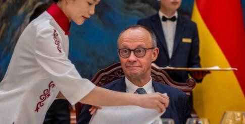 德国之声报道：“德国总理默茨在访问北京期间，不忘借助中国传统文化中的生肖及其象征