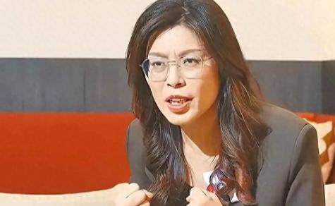 郑丽文在登机飞往北京之前，公布出人士名单，朱立伦回应：将集体辞职。
 
麻烦看官