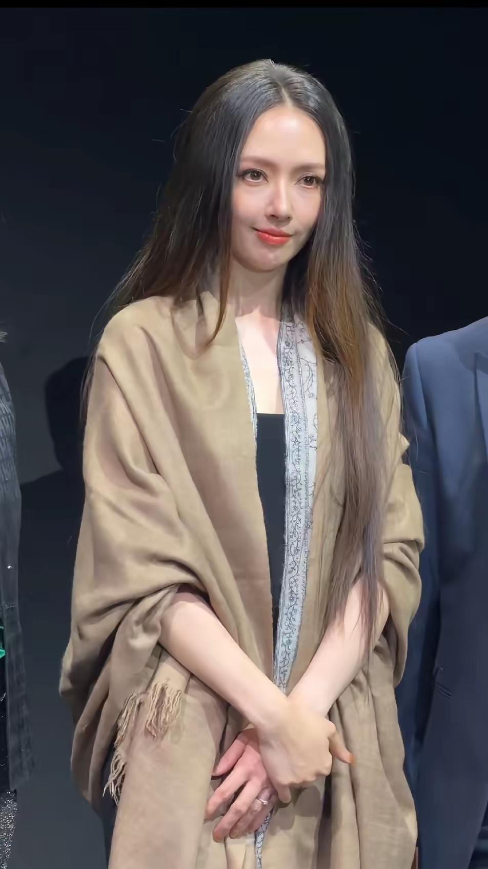 看看郭碧婷的头发，我终于理解了，
为什么《许我耀眼》里面的保姆，
一眼就看出来赵