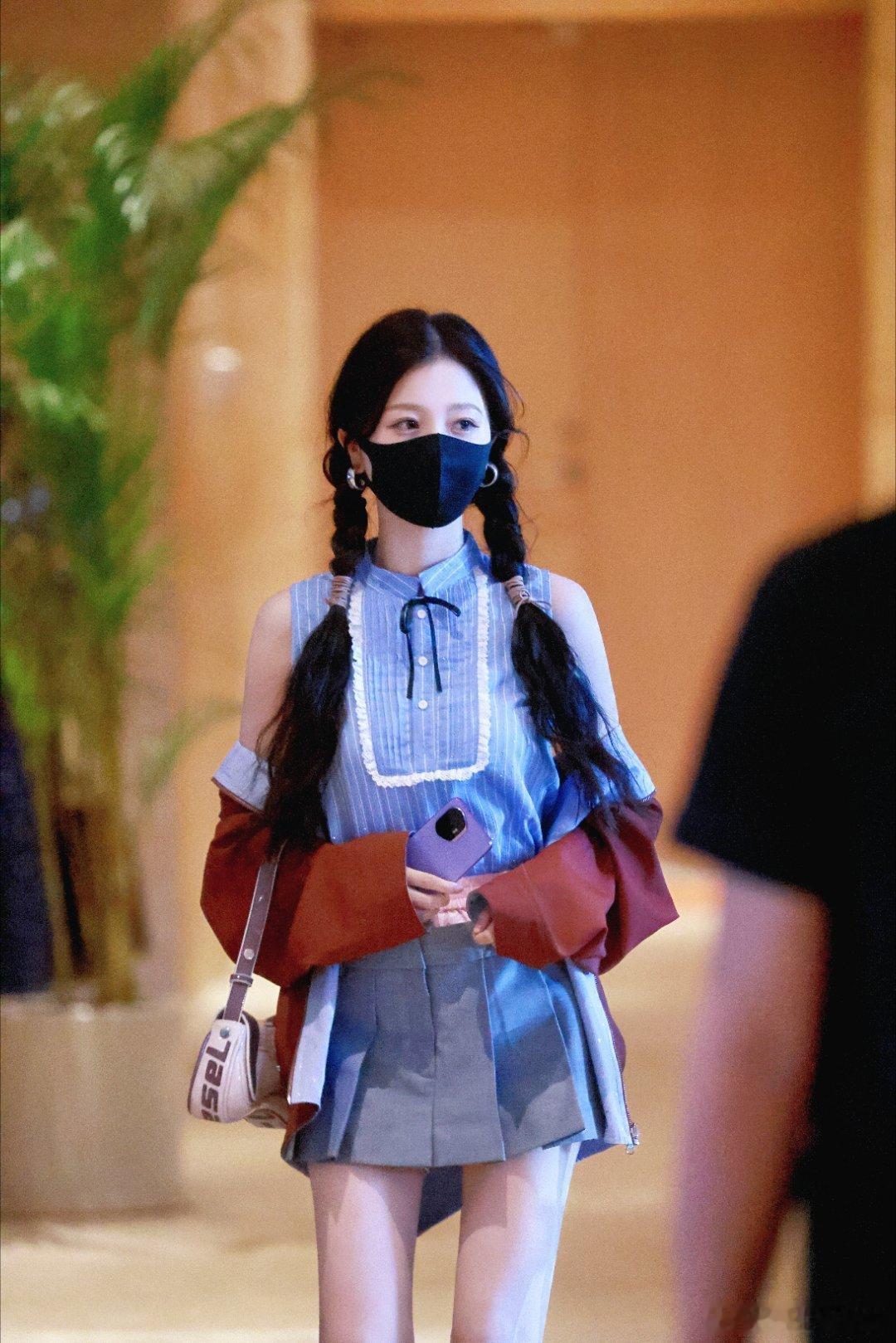 虞书欣首个手机代言 太美了，荣耀这次拿捏了年轻人！代言人居然是虞书欣。值得一提的