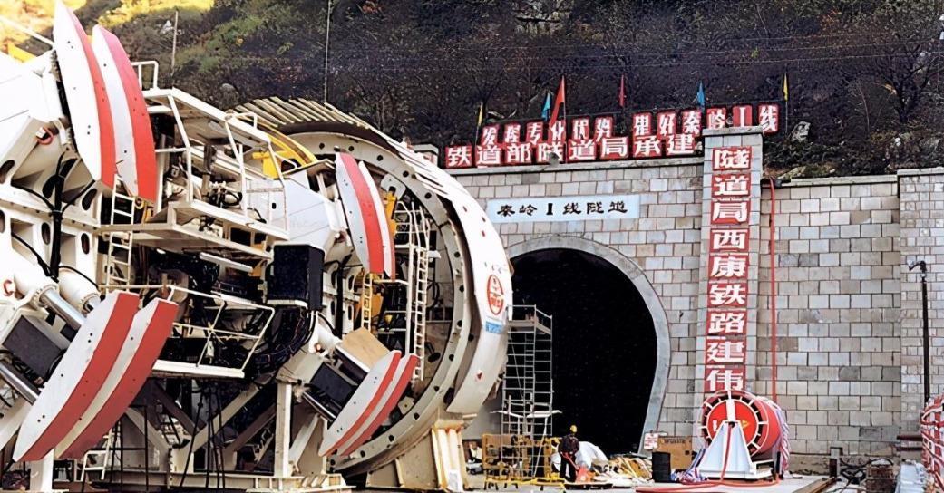1997年，秦岭隧道开挖，中国想买德国盾构机，德国报价3.5亿一台，还爱答不理的