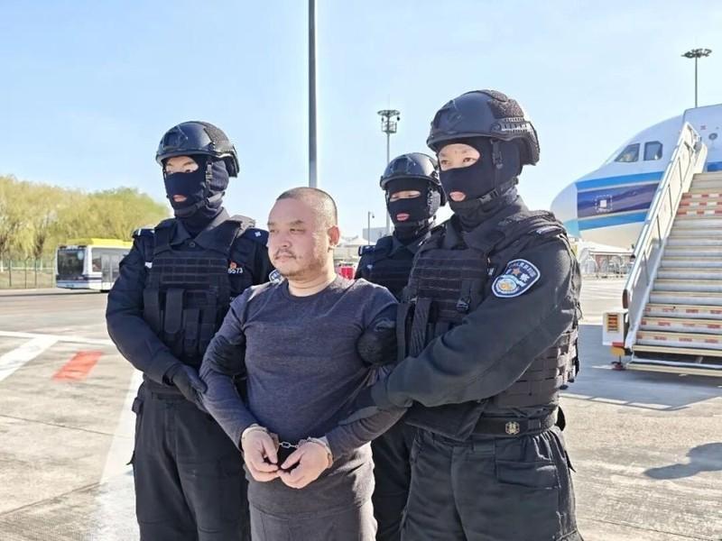 专洗黑钱 40 亿！李雄被从柬埔寨押解回国，罪有应得
李雄是中国公民，今年41岁
