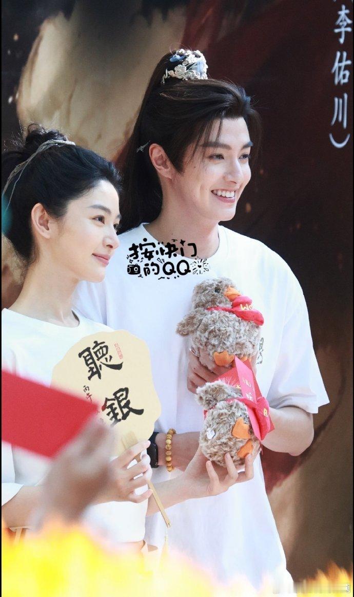 赵晴又一部古装女主赵晴素颜开机状态 开机现场的素颜状态真的是太好看了吧，又能够看