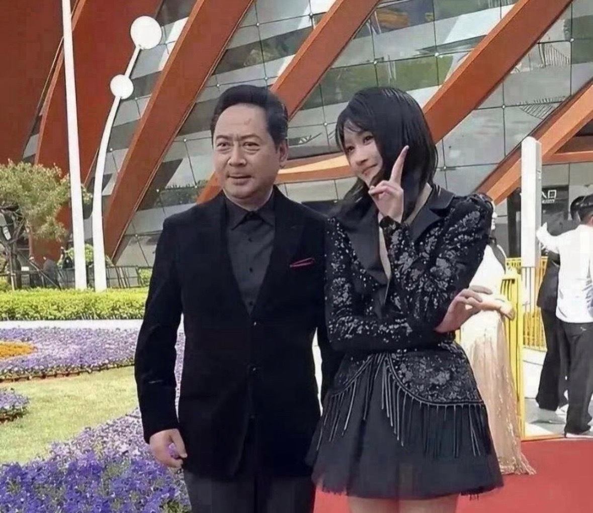 只要关晓彤觉得不尴尬，尴尬的就是别人。 
