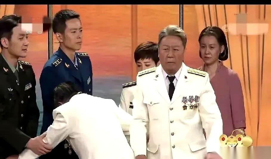 一家子，四个校官。
一个爹，三个娃，齐刷刷地站那儿，肩上扛着的星星杠杠，能闪瞎人