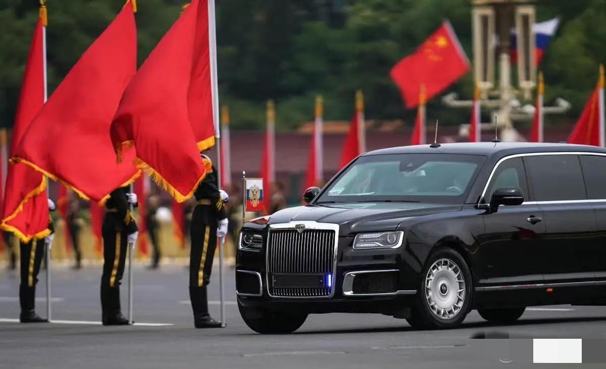据说这是普京的专车，整车超7.2吨重。

这种造型的正常车也就1-2吨重吧。[捂