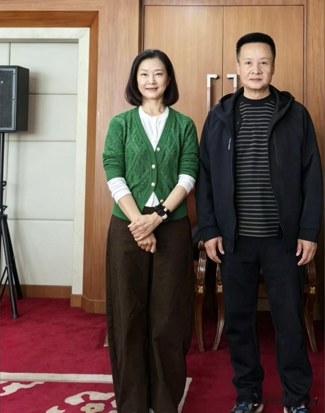 最近网上流传出60岁宋祖英的近照，照片里她胖了些，皱纹也有了，和舞台上妆容精致的