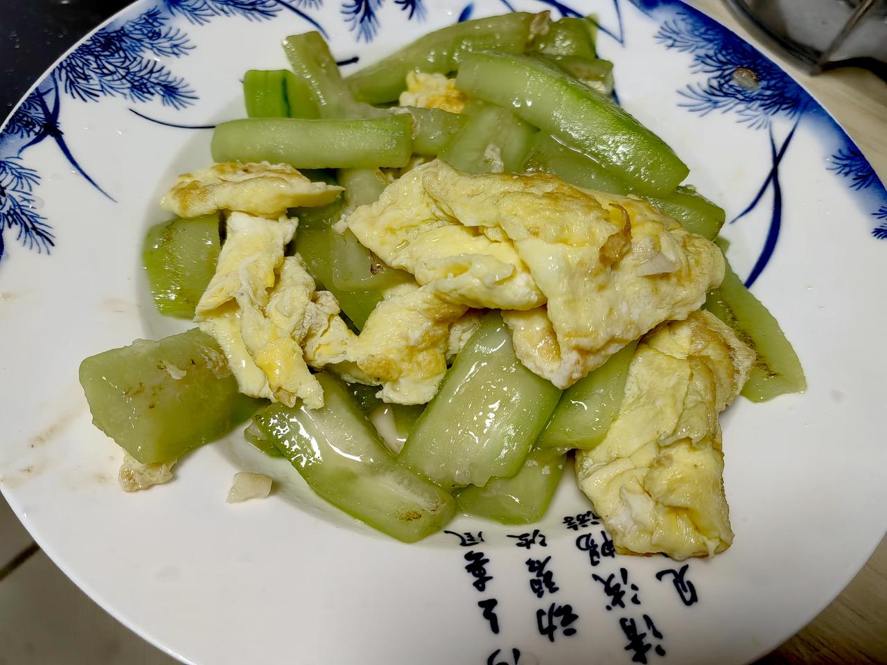 两眼模糊，做了三个菜，丝瓜烧鸡蛋，传统江南做法；素炒茄子，北方做法；木樨肉，这次