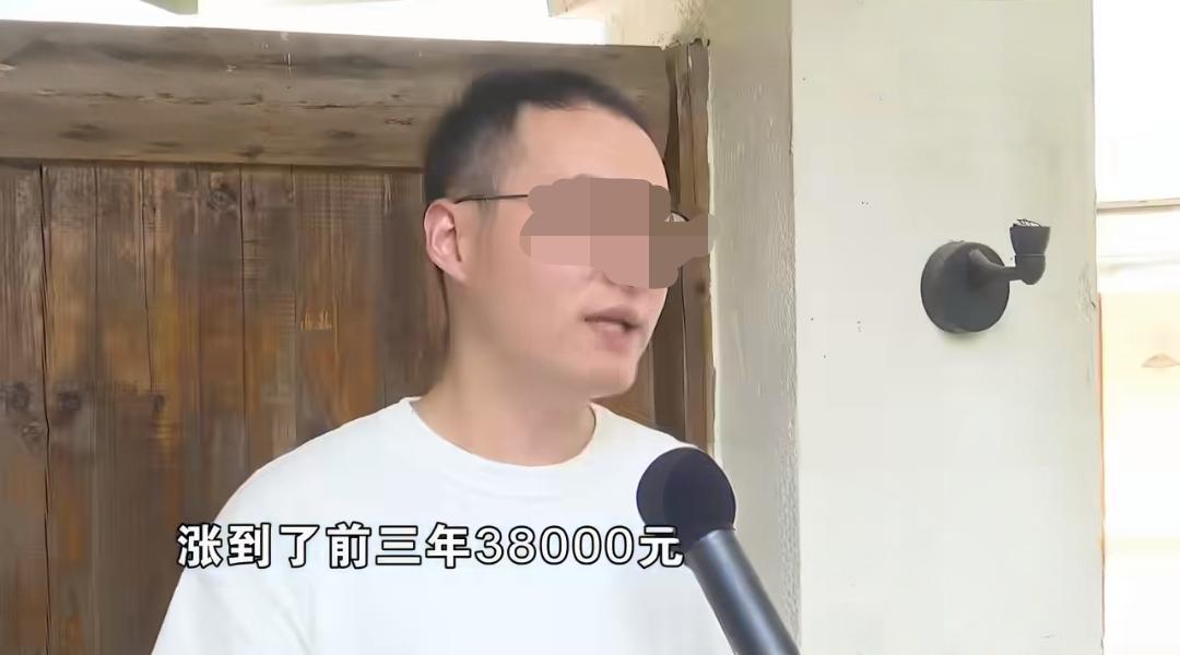 租客砸30万翻新破旧的民房，退租后反被房东索赔，网友：吃相太难看了！
 
嘉兴徐