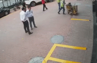 下水道突然发生爆炸，有人质疑这两个领导模样的人跑得太快，不顾及其他一线职工的安全