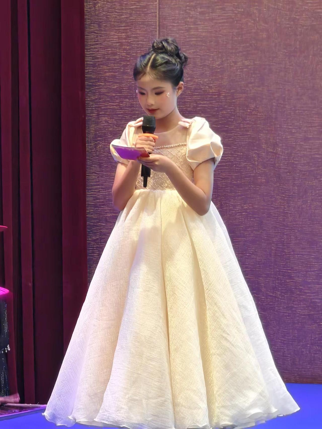🎙️圆满结业，以声为翼，向阳生长。少年自有光芒，前路继续发光！少儿演讲比赛