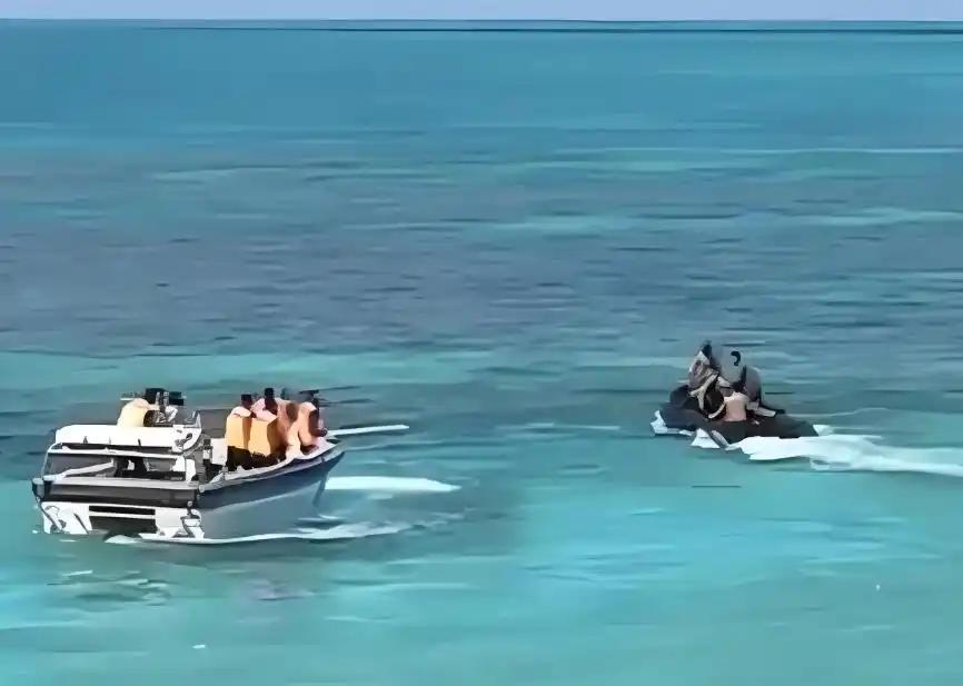 干得漂亮！仁爱礁潟湖内，中国海警棒打菲律宾海军。
 
7月20日上午9点，中国海