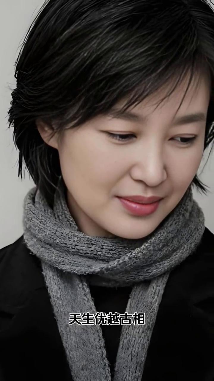 她可是内娱公认的古典美人标杆，天生优越古相，气质温婉似幽兰，浅笑间尽是东方韵味。