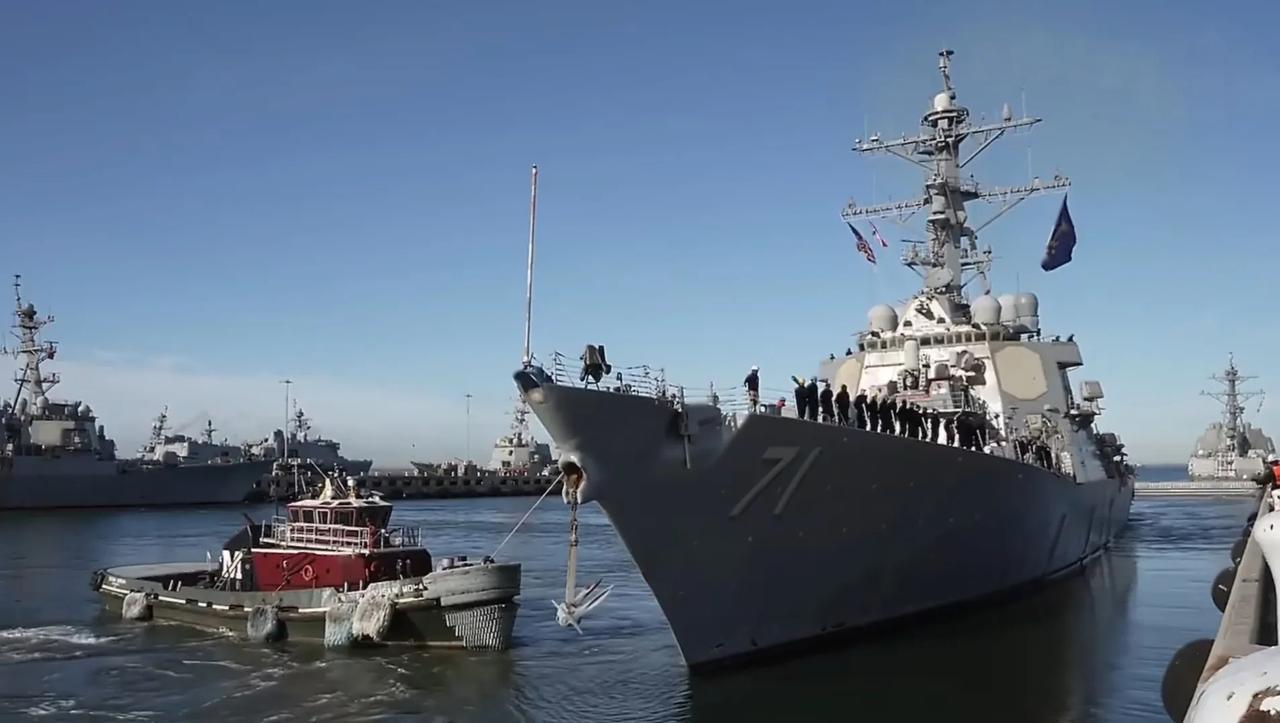 美国海军伯克级驱逐舰“罗斯”号昨天离开诺福克港，启程前往中东地区。该舰隶属于“布