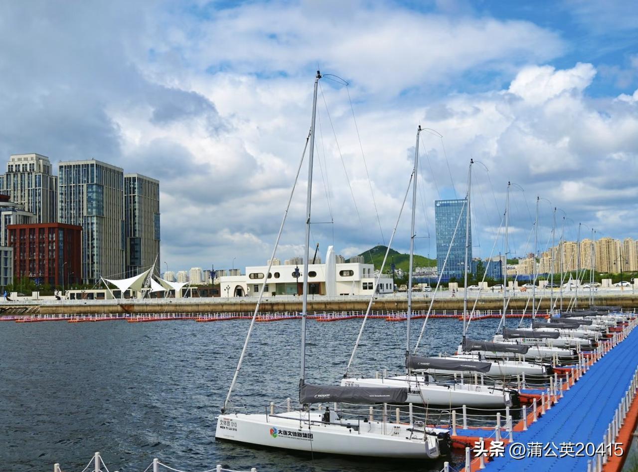 大连全新打造的海滨公园~船奇.运动海岸，你来过了吗？这里免费向公众开放。

蓝天