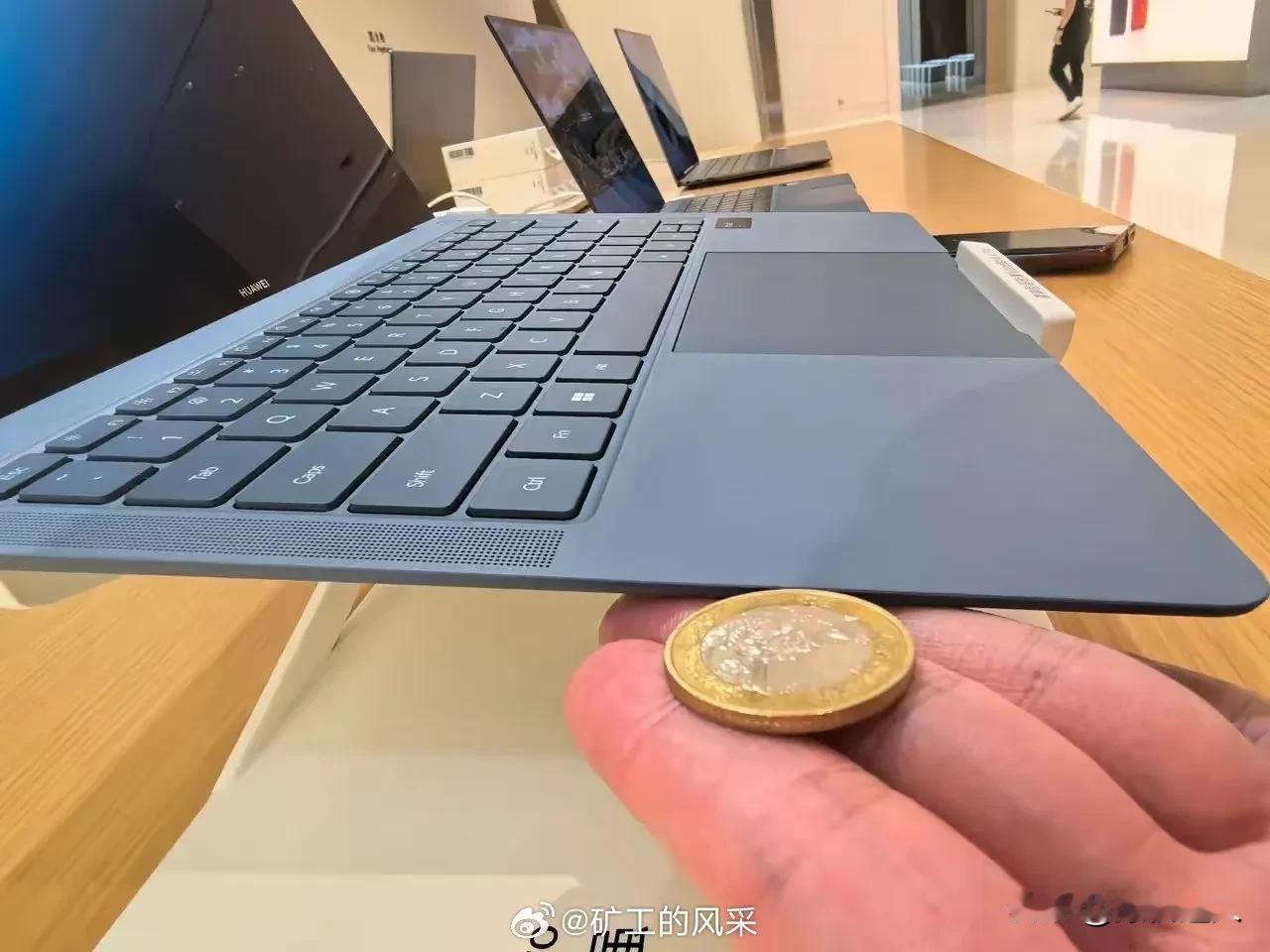 那些年友商吹过的牛:“笔记本比一枚硬币还要薄”。在华子的MateBook X P