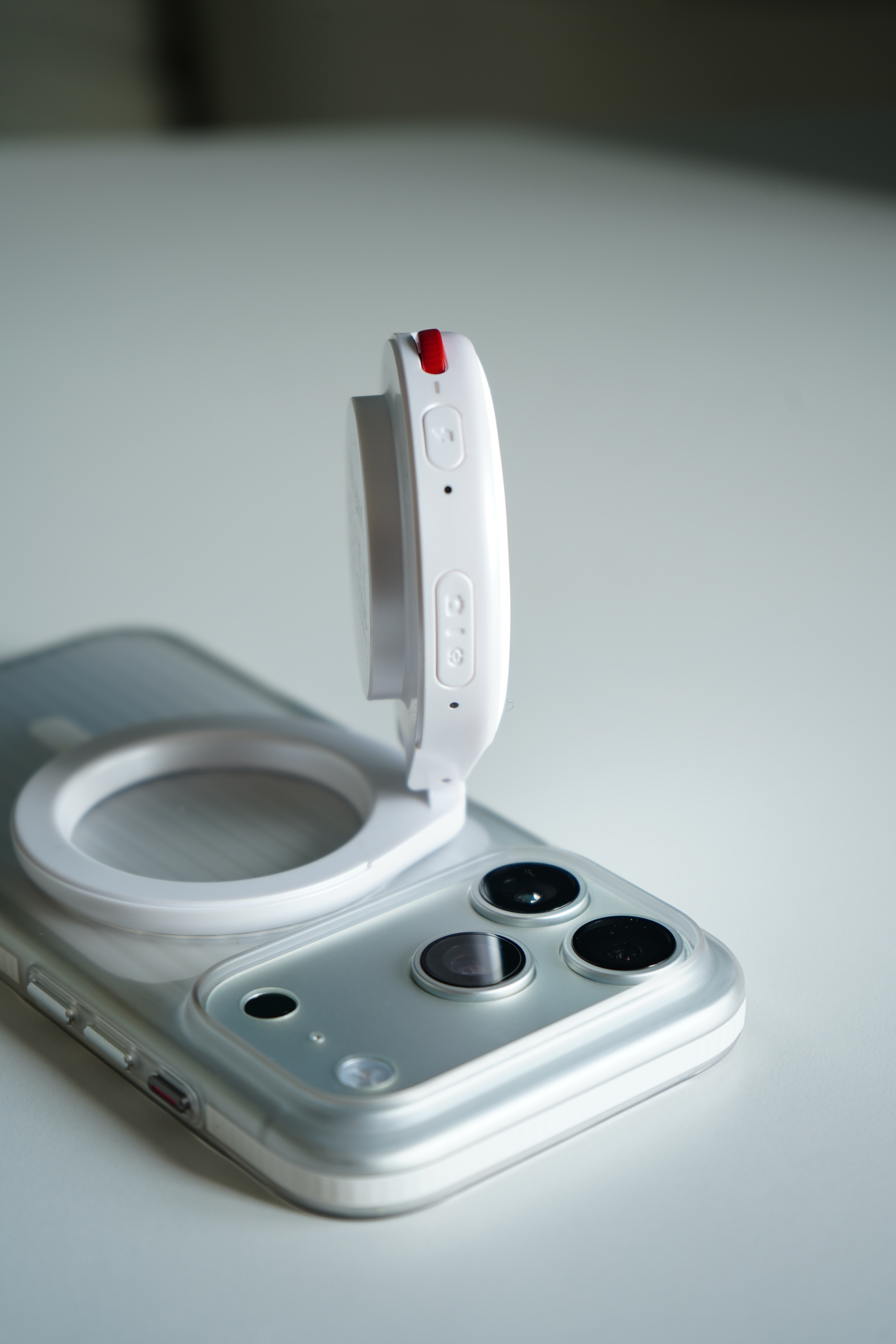 苹果MagSafe生态现在确实建立起来来，针对磁吸生态配件厂商们也发挥才智，定制