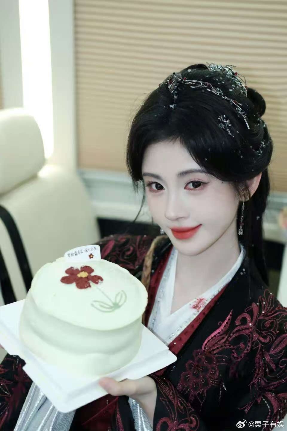 鞠婧祎小红花蛋糕鞠婧祎奖励露芜衣一朵小红花鞠婧祎小红花蛋糕，[心][心] ​​​