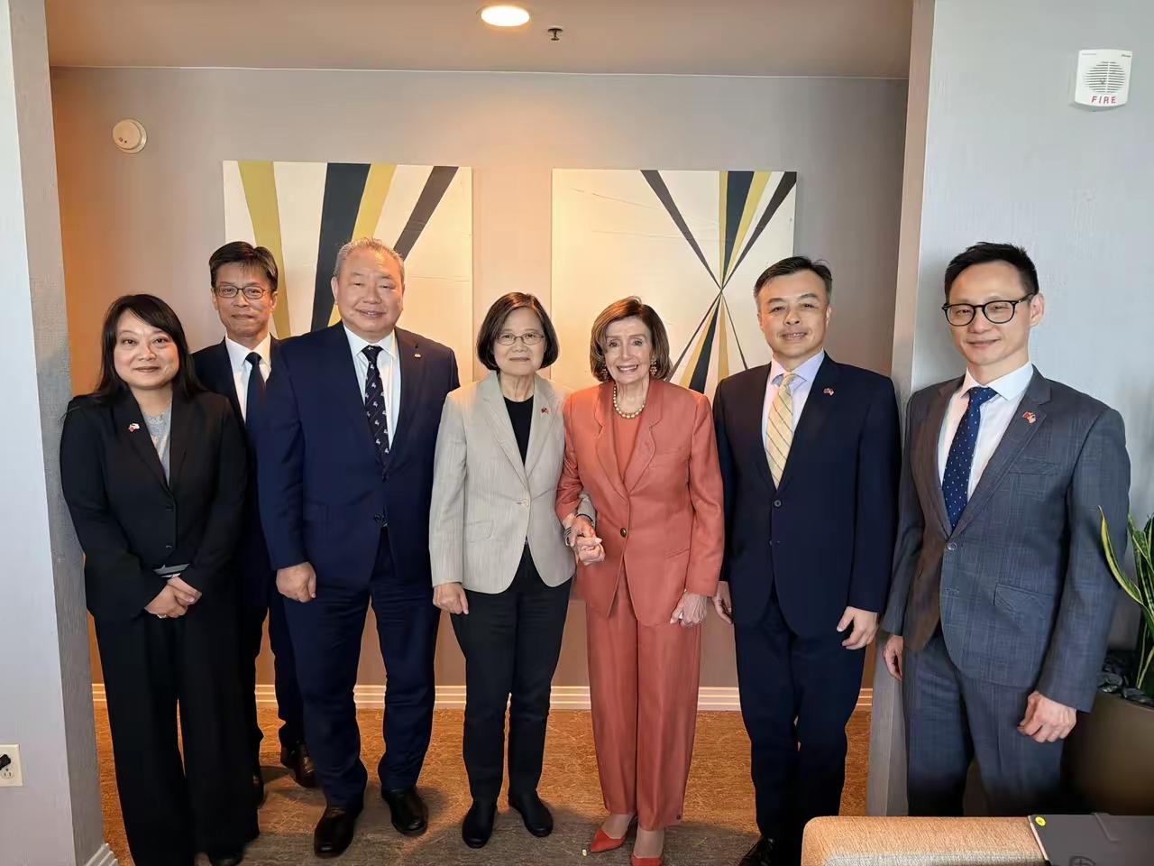 10月7日，蔡在卸任之后首次到访美国加州期间，与前众议院议长佩洛西见了面。那么如