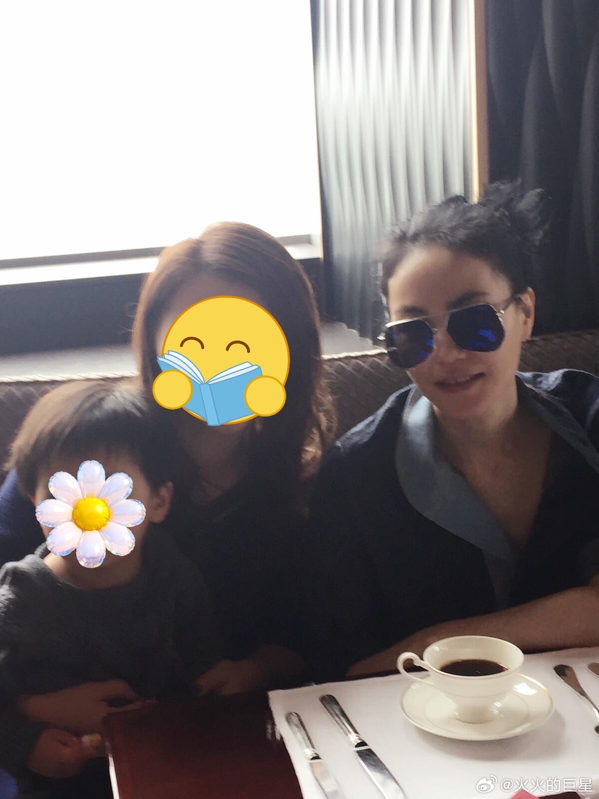 私下完全没架子的王菲王菲10年前在日本与网友合影王菲16年在日本与网友的合影