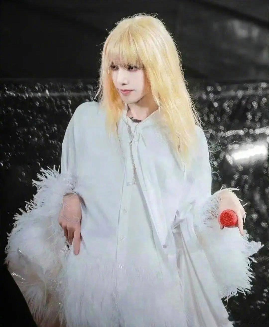 网友：华晨宇这两张演唱会照片感觉撞脸鞠婧祎 ​​​
