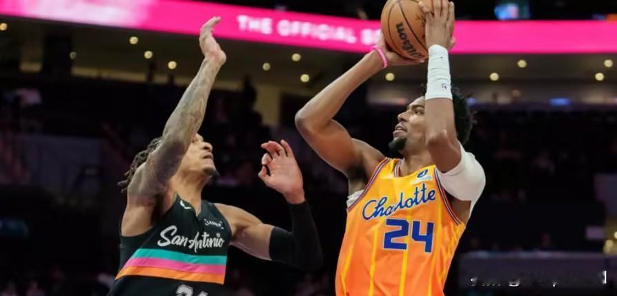 NBA常规赛继续进行，布兰登-米勒砍下26分、抢下8个篮板，率领黄蜂在以111-