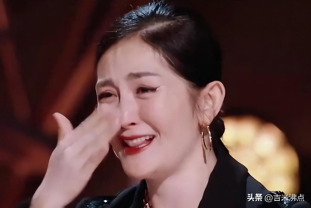 谢娜开演唱会了，有人感动哭，有人当场走，还有人查了她十年没发新歌。
这事从五月五