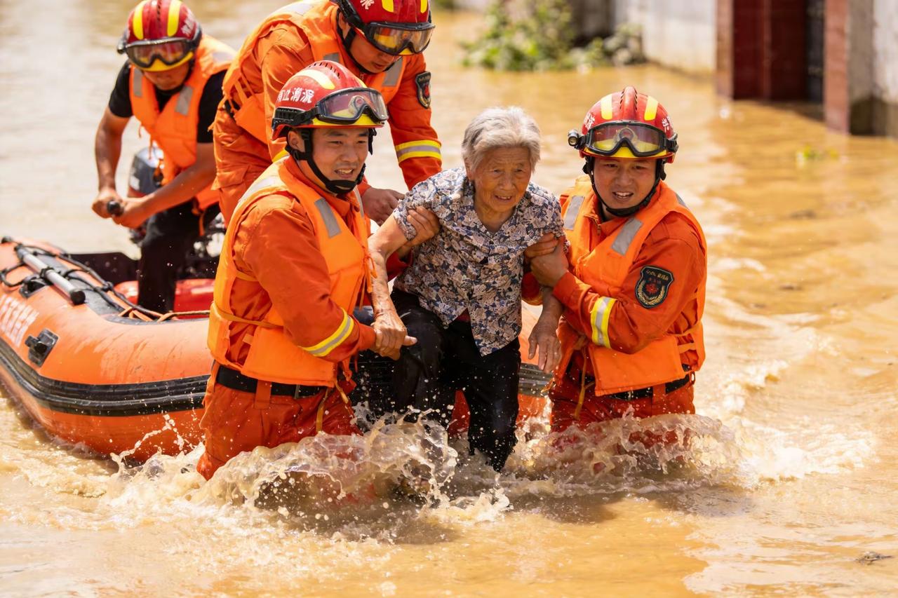 《感谢亲人解放军》
极端天气暴雨泼，
刹间洪峰四处滚。
孩童学生困楼中，
解放军