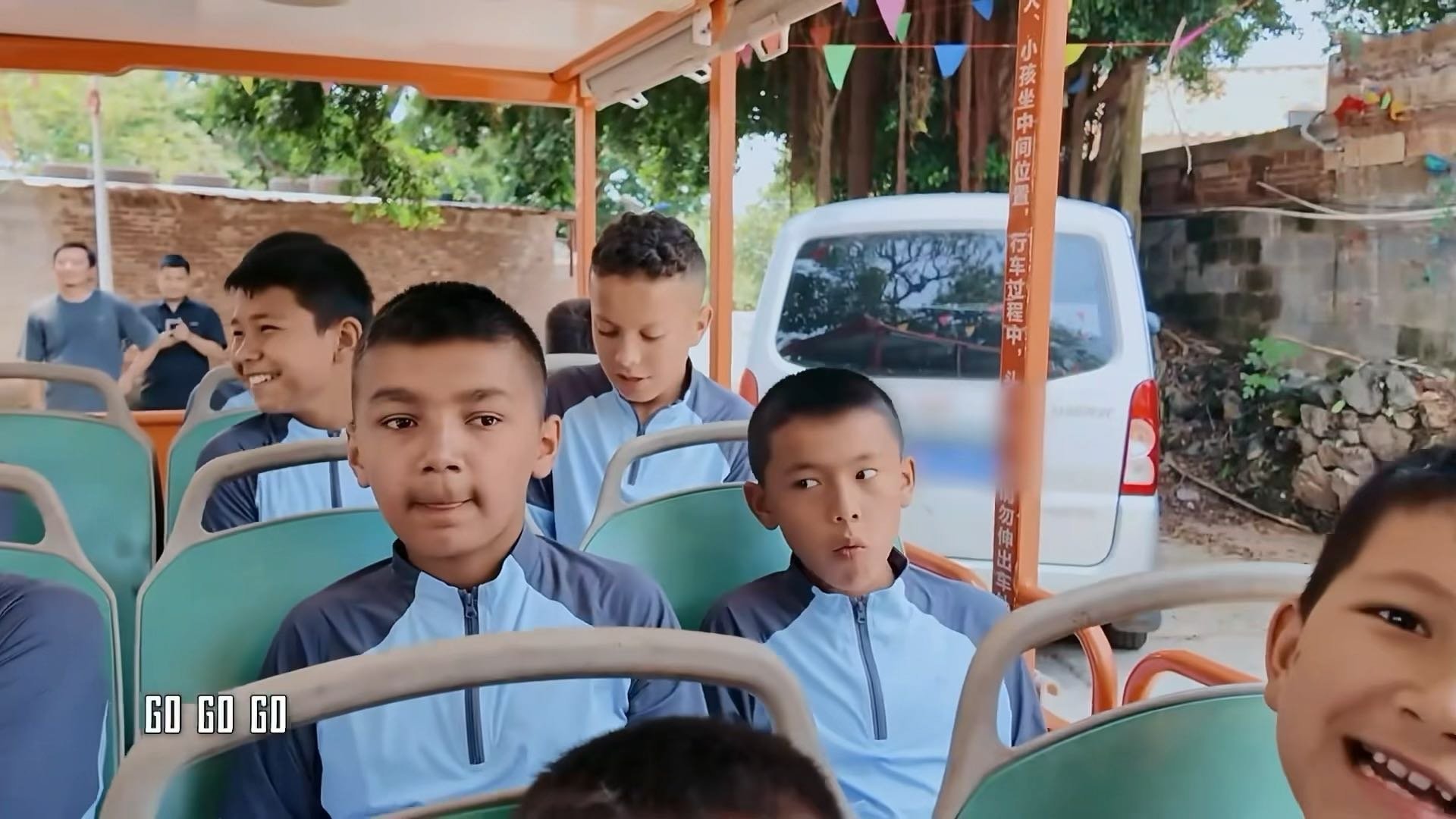 邓超听到嘴角又该压不住了哈哈哈哈哈 户外偶遇孩童哼唱金曲，曲调熟悉动听，邓超嘴角