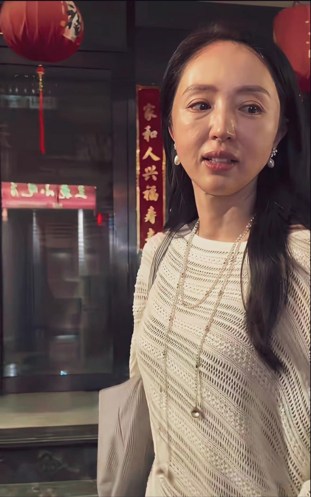 近距离看董璇，皮肤松弛，皱纹明显，很有沧桑感！