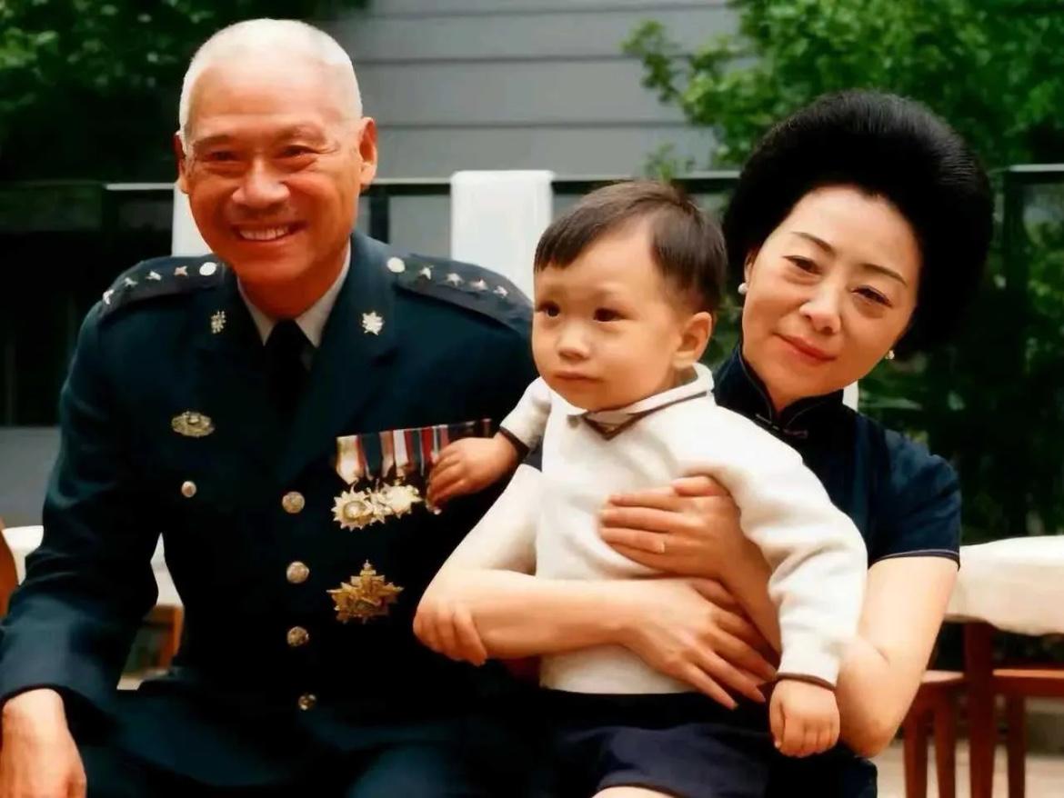 1960年，白崇禧带着孙儿白法圣前来探望亲家，顾祝同与夫人许文容喜笑颜开，抱着小