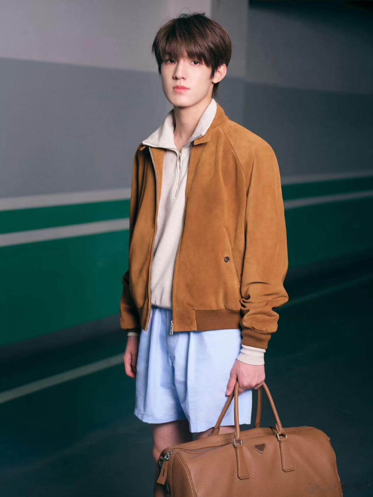 张泽禹prada2025春夏男装腾空变装 张泽禹为PRADA2025春夏男装拍摄