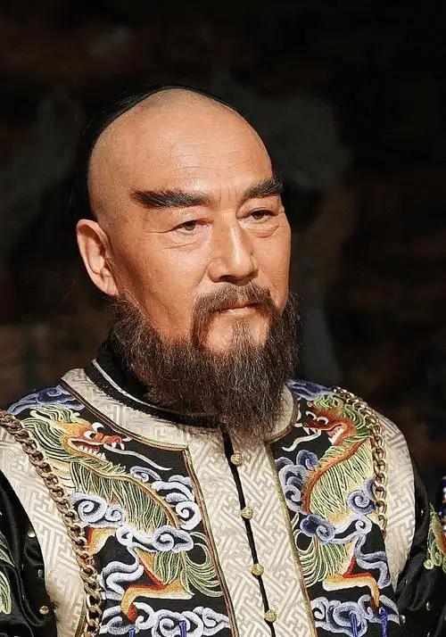 鳌拜手握40万兵，为何宁死也不愿造反？其实他不是忠于康熙和孝庄。说起清朝的乱臣贼